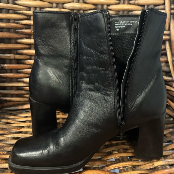 Amanda Smith Black Leather Heeled Ankle Booties  in size 7. Great condition - Picture 9 of 16